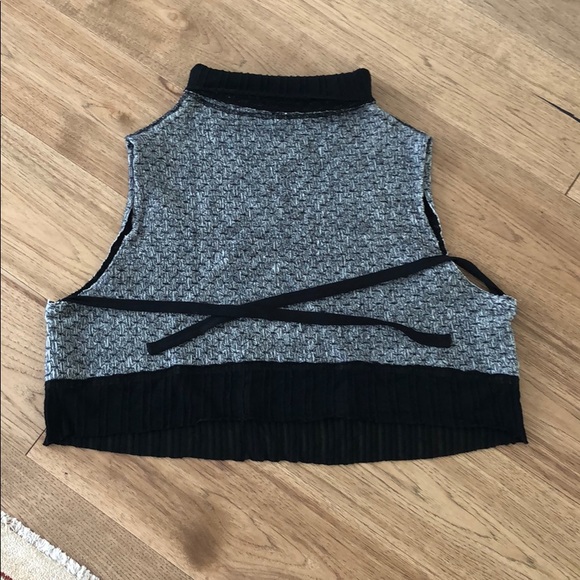 Sleeveless cropped sweater with back tie. - Picture 4 of 5